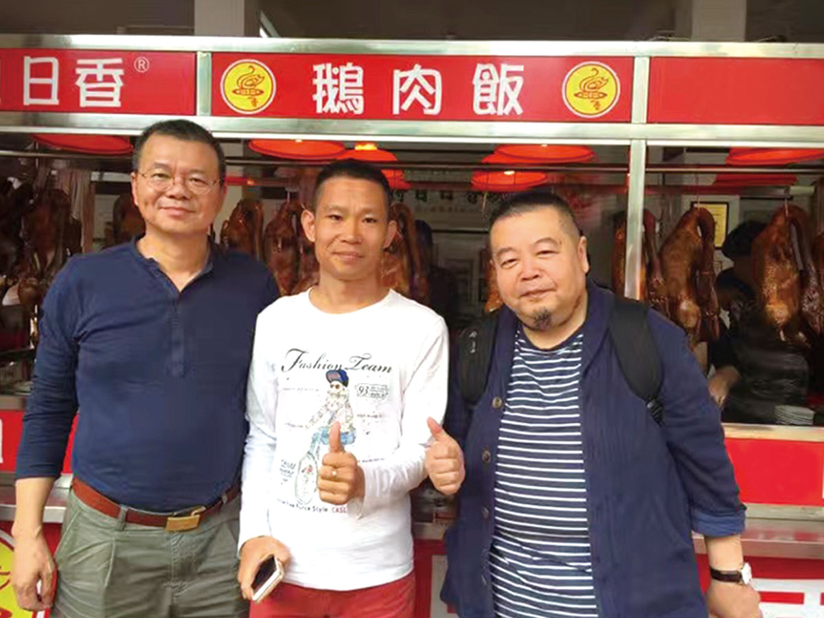 日日香創(chuàng)始人余壯忠和美食家沈宏非老師汕頭潮菜研究會會長張新民老師合影留念